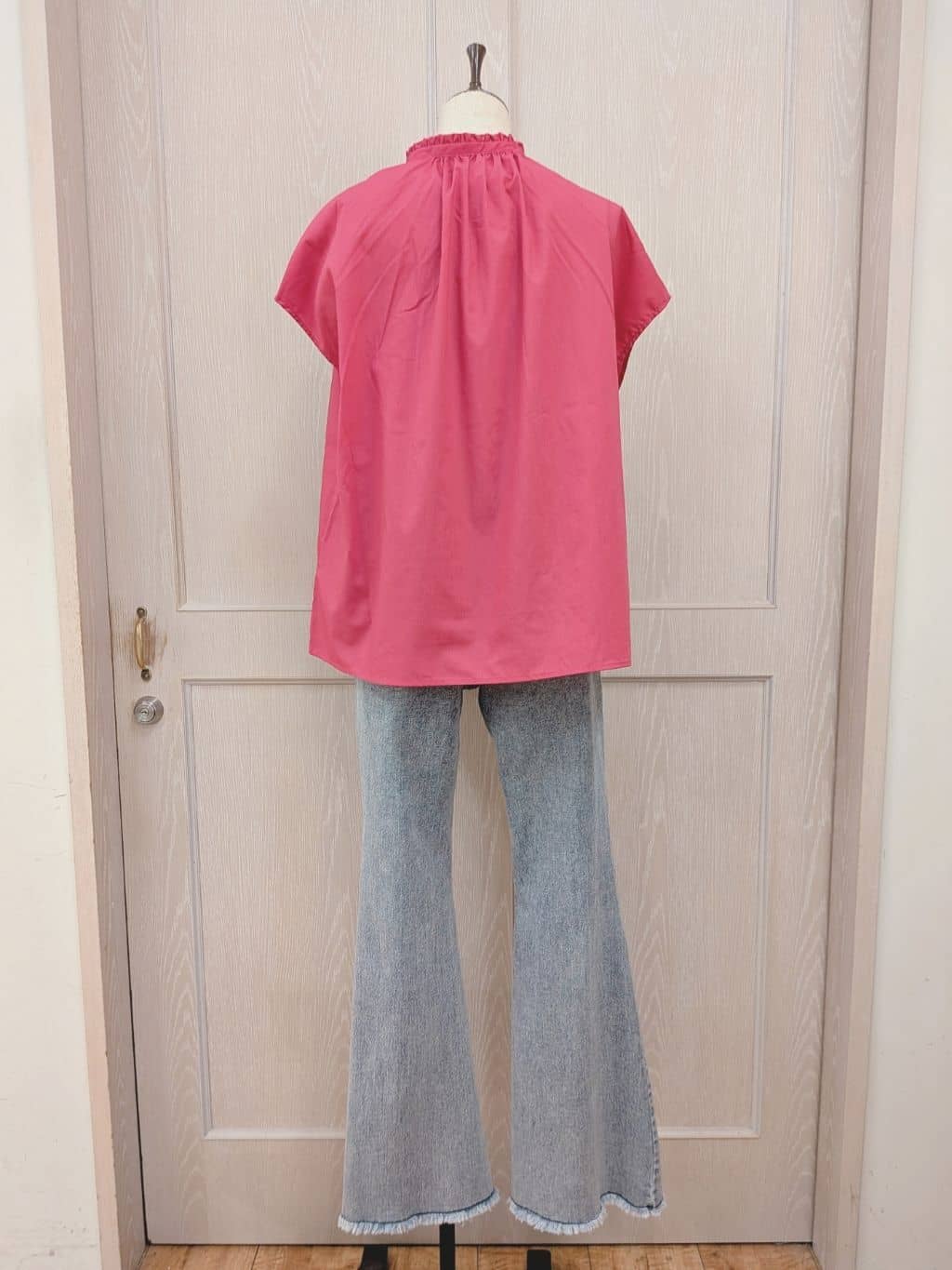 naoさんの「SHOO･LA･RUE｜【洗える/S-LL】プチフリル襟が女性らしい フレンチスリーブシャツ」を使ったコーディネート
