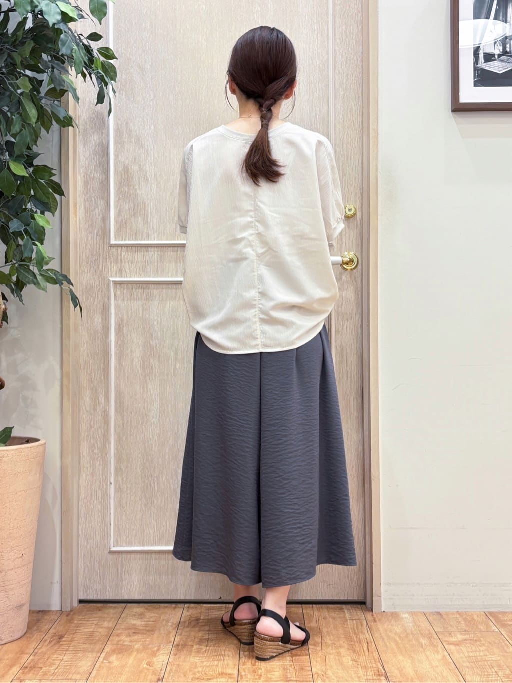 なみさんの「SHOO･LA･RUE｜【S-LL/ひんやり】さらっとタッチできれい見え ピンタックスカーチョ」を使ったコーディネート