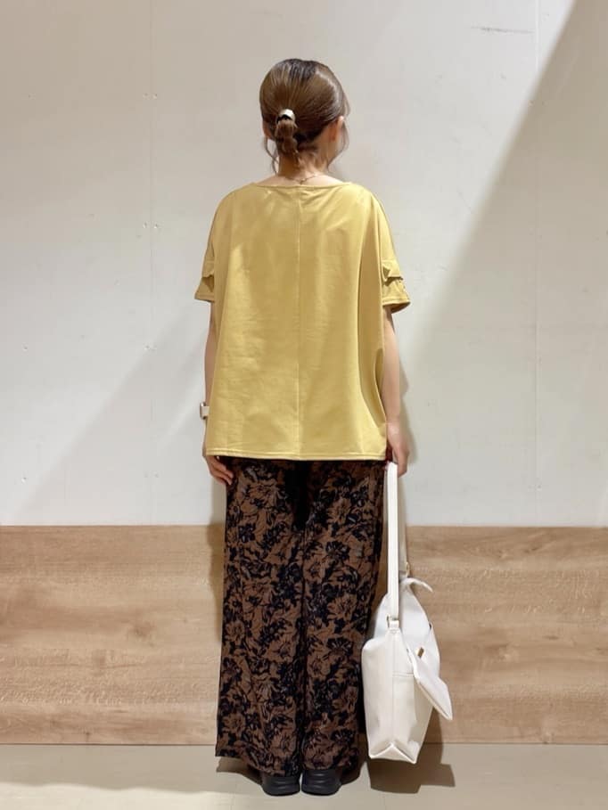 るねさんの「SHOO･LA･RUE｜【S-LL/UV/吸水速乾】さらりと着こなす 肩タックゆるトップス」を使ったコーディネート