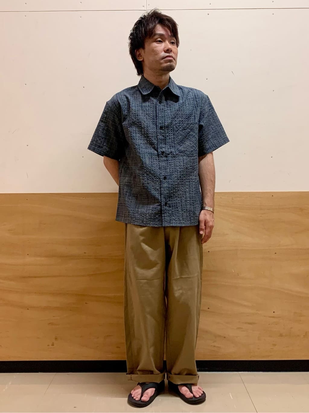 MATUさんの「THE SHOP TK｜シアサッカーチェックシャツ 【洗濯機OK】」を使ったコーディネート