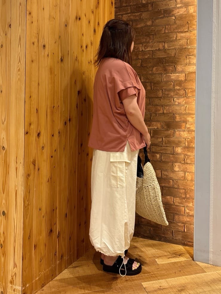ゆかぴさんの「SHOO･LA･RUE｜【S-LL/UV/吸水速乾】さらりと着こなす 肩タックゆるトップス」を使ったコーディネート