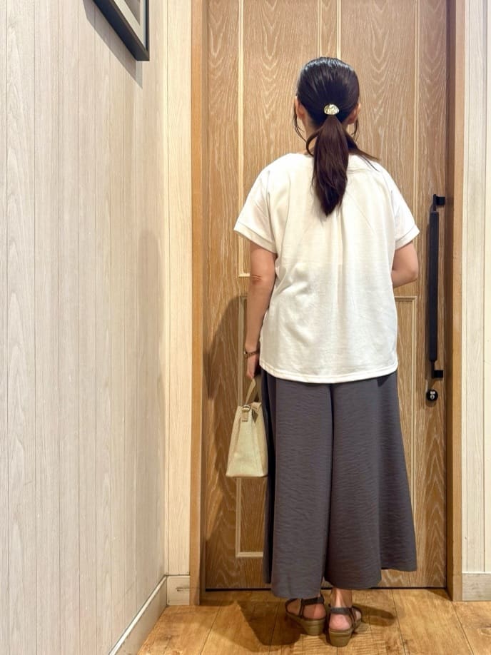 KAORIさんの「SHOO･LA･RUE｜【S-LL/ひんやり】さらっとタッチできれい見え ピンタックスカーチョ」を使ったコーディネート