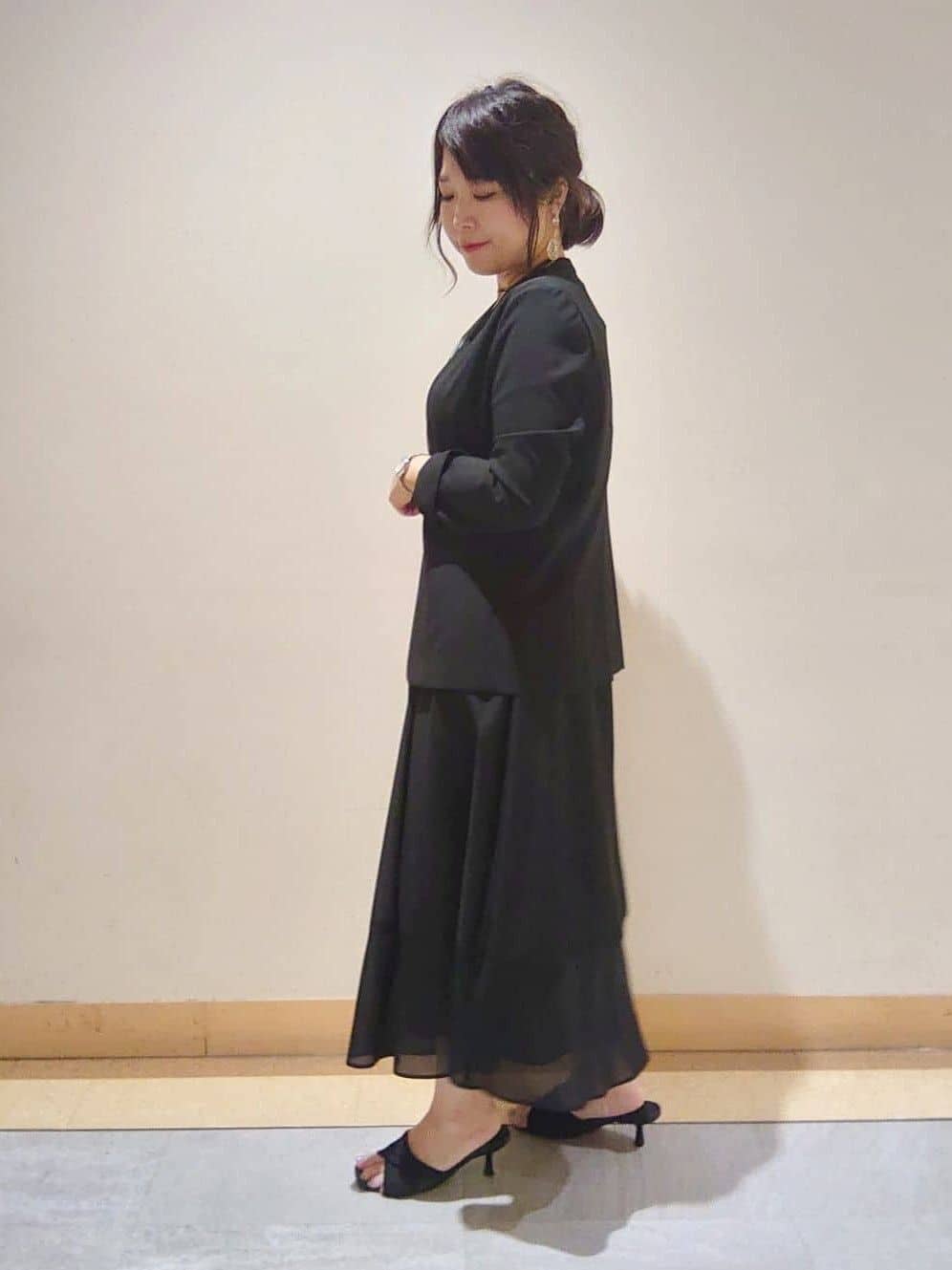 TOMOMIさんの「INDIVI｜【洗える／通勤】無地＆マルチストライプ柄Vネックブラウス」を使ったコーディネート