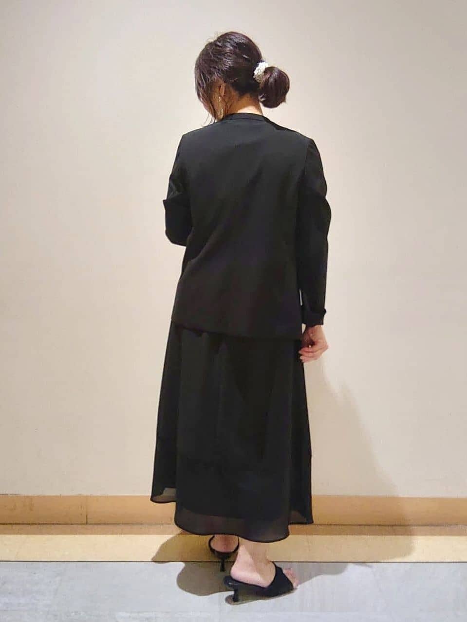 TOMOMIさんの「INDIVI｜【洗える／通勤】無地＆マルチストライプ柄Vネックブラウス」を使ったコーディネート