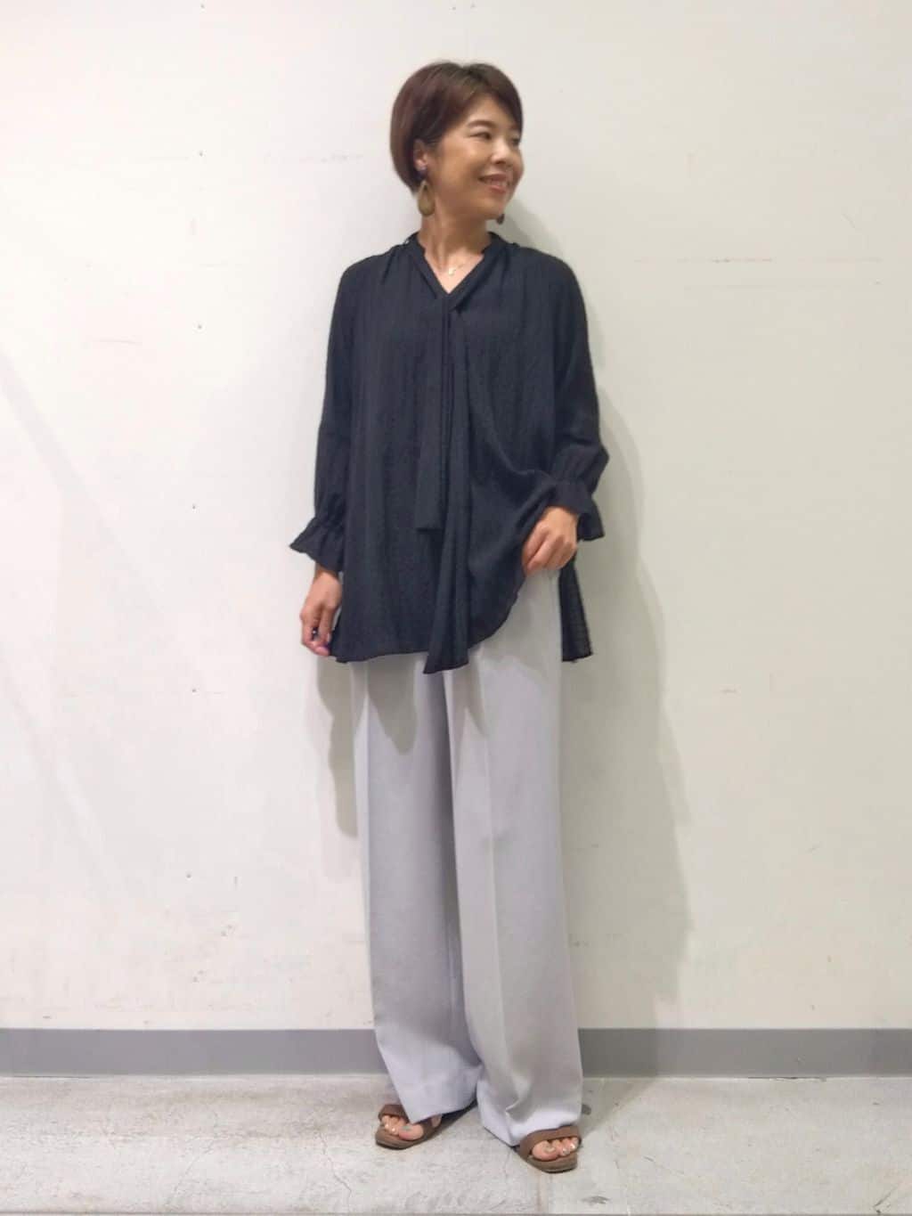 Kさんの「INDIVI｜【洗える／シャーリング素材】ボリューム袖エアリーブラウス」を使ったコーディネート