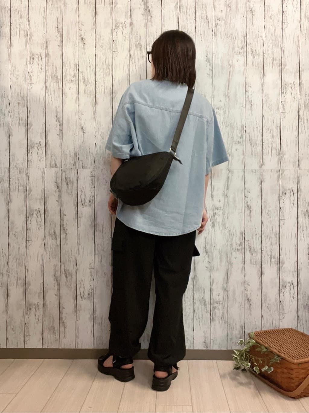 シカさんの「SHOO･LA･RUE｜【S-LL】ゆるっと楽ちん さらさらカーゴジョガーパンツ」を使ったコーディネート