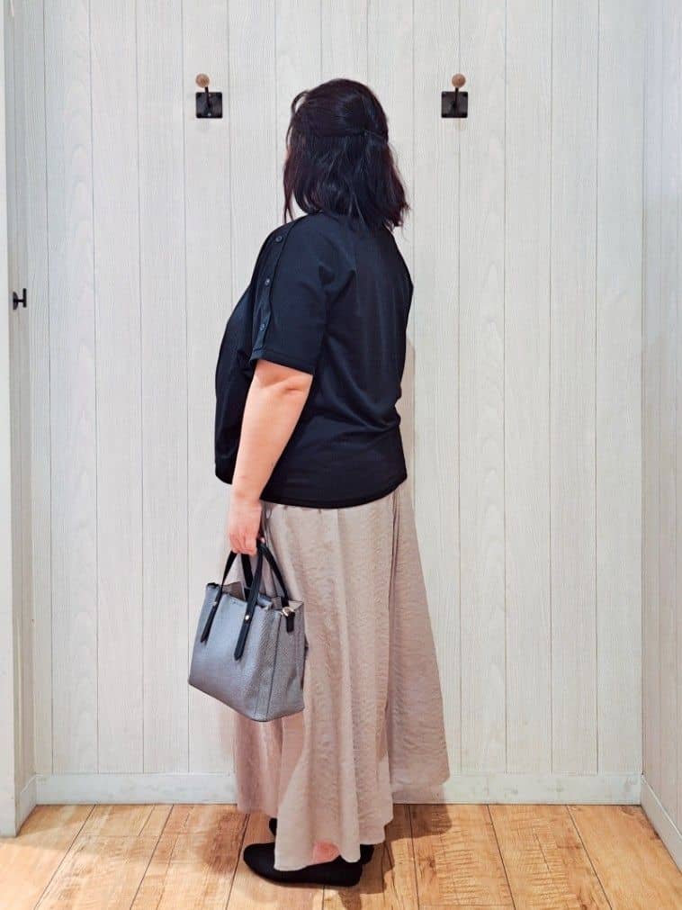 kotomiさんの「SHOO･LA･RUE｜【ひんやり/UV】高気温でも快適に インせず決まるドルマントップス」を使ったコーディネート