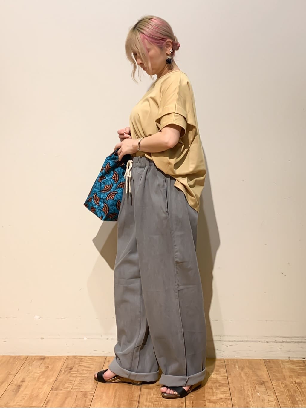 MEGさんの「SHOO･LA･RUE｜【S-LL/UV/吸水速乾】さらりと着こなす 肩タックゆるトップス」を使ったコーディネート