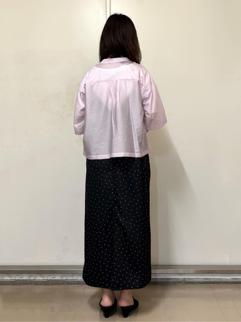やまさんの「OPAQUE.CLIP｜ランダムドット サテンキャミワンピース【洗濯機洗い可】」を使ったコーディネート