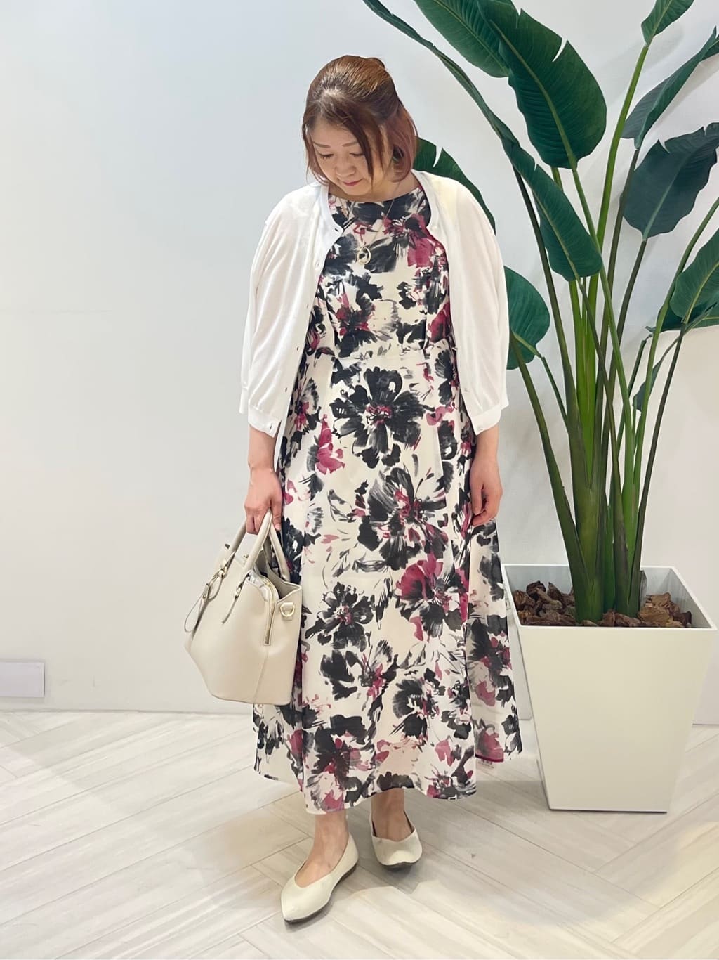 Tomoさんの「UNTITLED｜【シアー/エレガント/花柄/夏ワンピ】ペイントフラワーワンピース」を使ったコーディネート