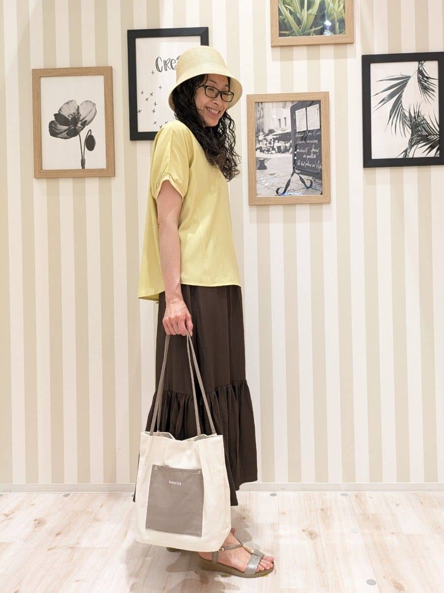 Mikiさんの「SHOO･LA･RUE｜【ひんやり/洗濯後しわになりにくい】リブ切り替えドルマンブラウス」を使ったコーディネート