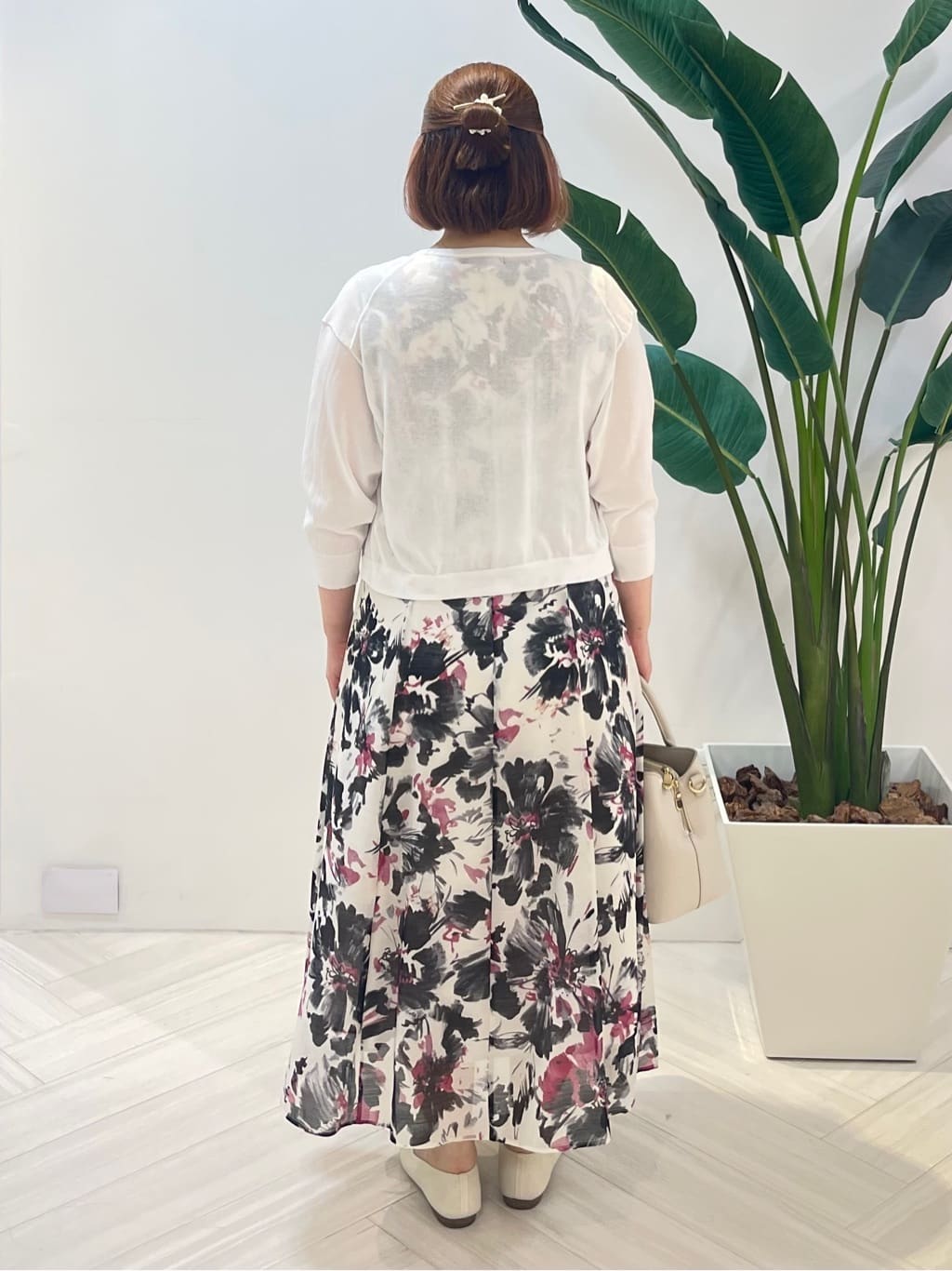 Tomoさんの「UNTITLED｜【シアー/エレガント/花柄/夏ワンピ】ペイントフラワーワンピース」を使ったコーディネート