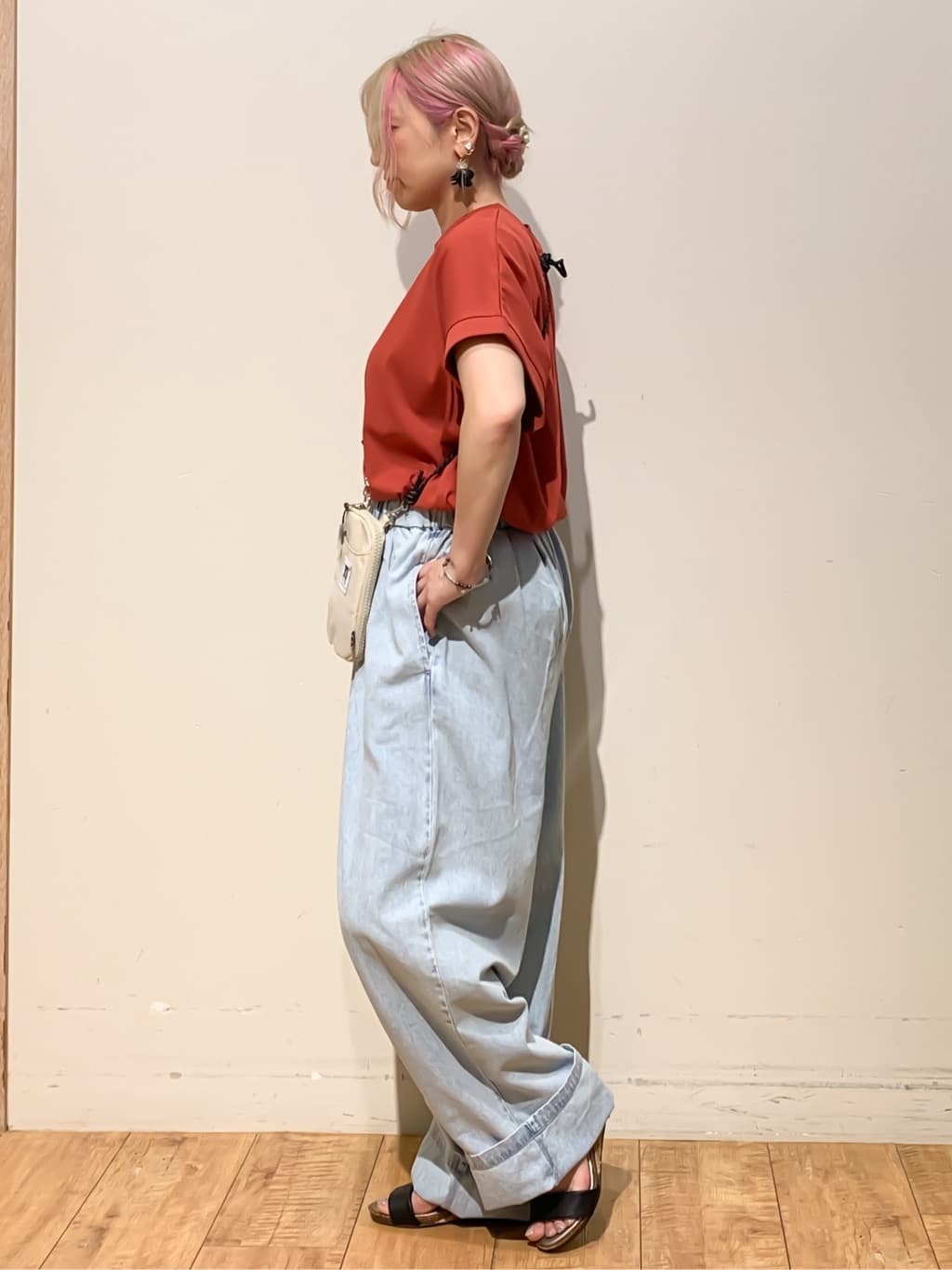 MEGさんの「SHOO･LA･RUE｜【S-LL/汗ジミ軽減/ひんやり/UV】体型カバーに タック入りドルマントップス」を使ったコーディネート