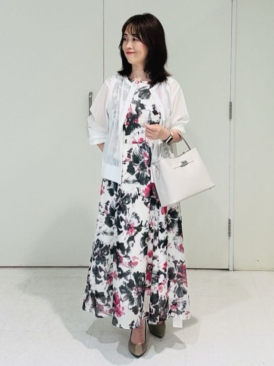 makiさんの「UNTITLED｜【シアー/エレガント/花柄/夏ワンピ】ペイントフラワーワンピース」を使ったコーディネート