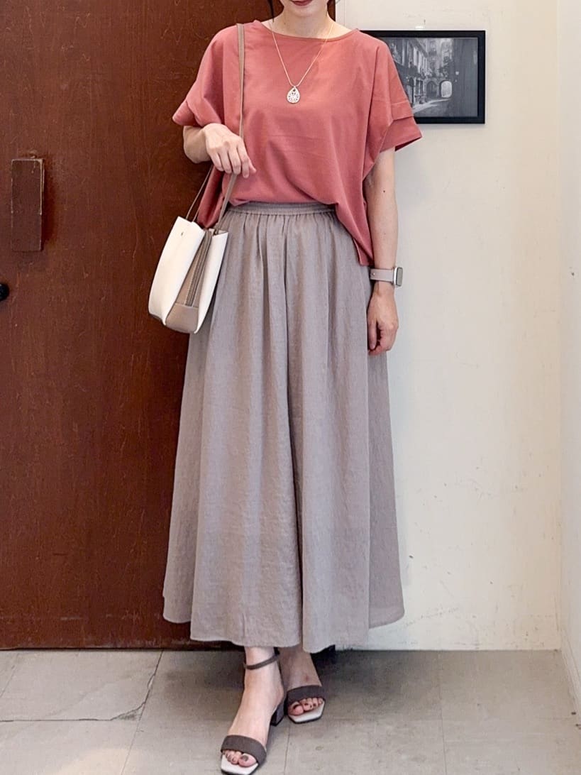 𝐇𝐢𝐫𝐨𝐦𝐢さんの「SHOO･LA･RUE｜【S-LL/裏地ひんやり】エアリーで涼やか 大人のシアースカーチョ」を使ったコーディネート