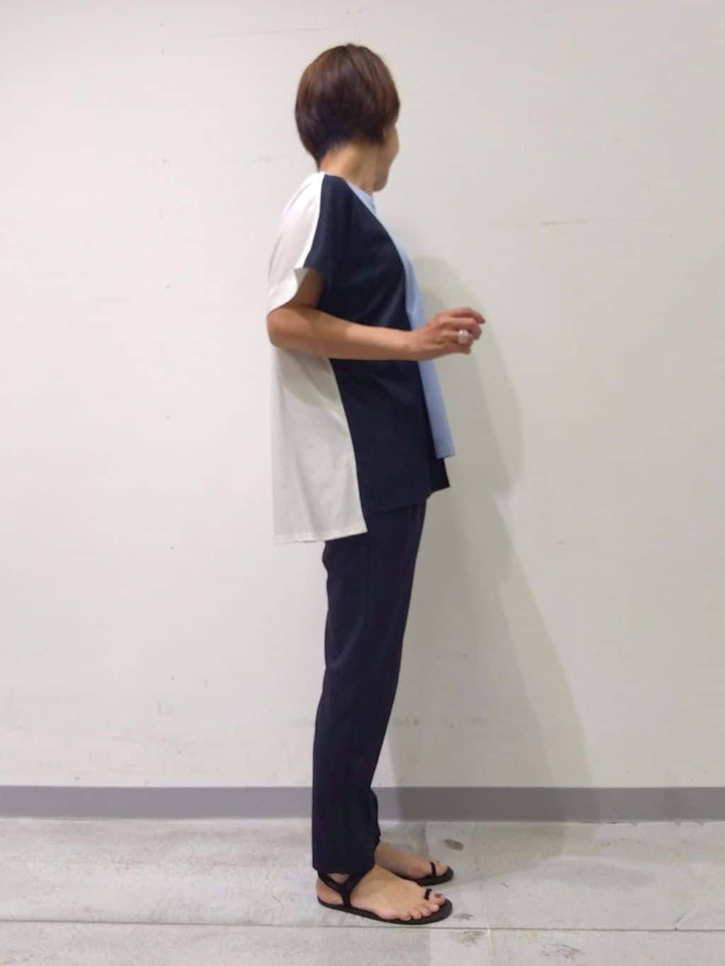 Kさんの「INDIVI｜【洗える／汗ジミ防止】バイカラー＆アシメヘム Tシャツ」を使ったコーディネート