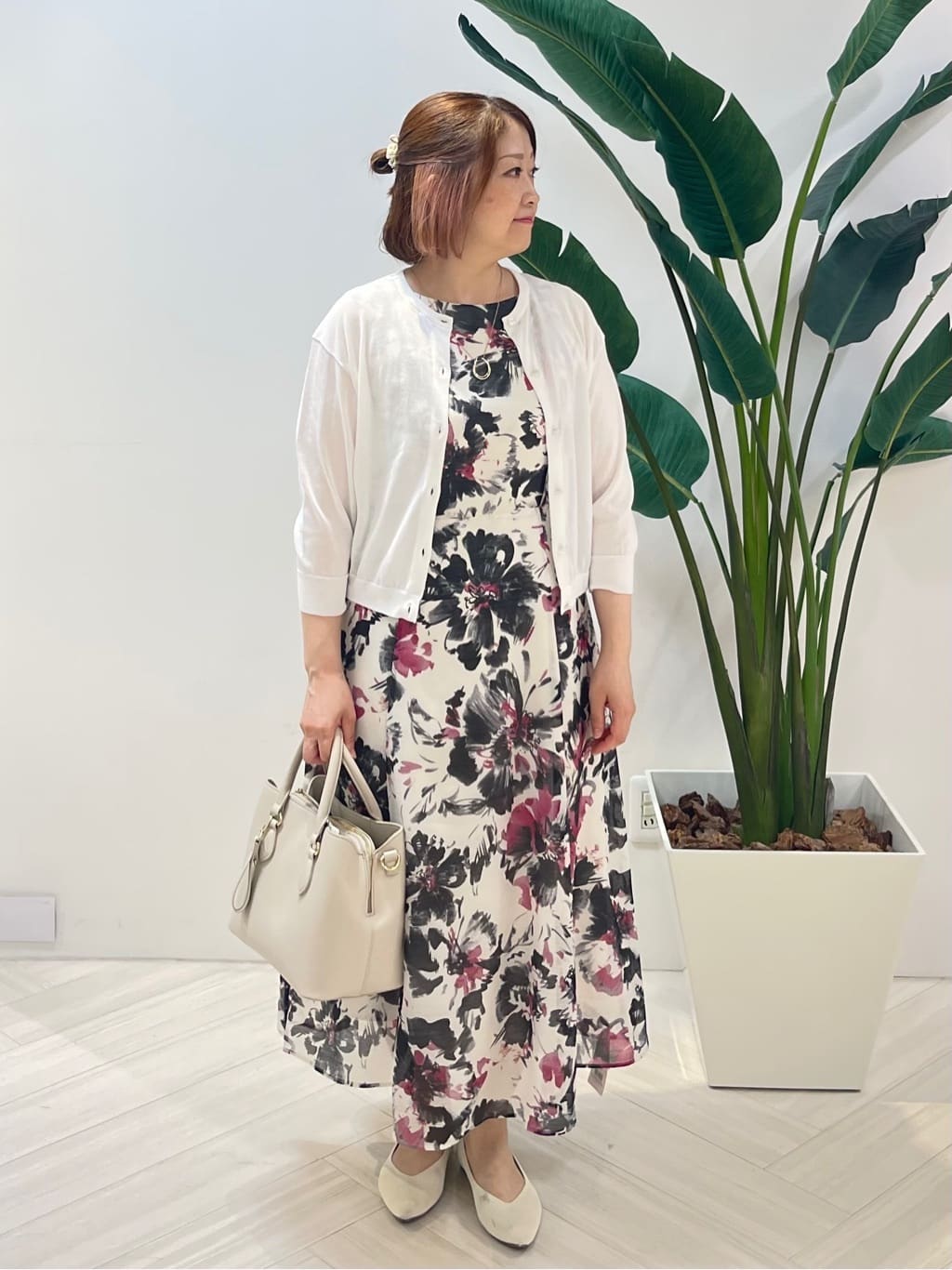 Tomoさんの「UNTITLED｜【シアー/エレガント/花柄/夏ワンピ】ペイントフラワーワンピース」を使ったコーディネート