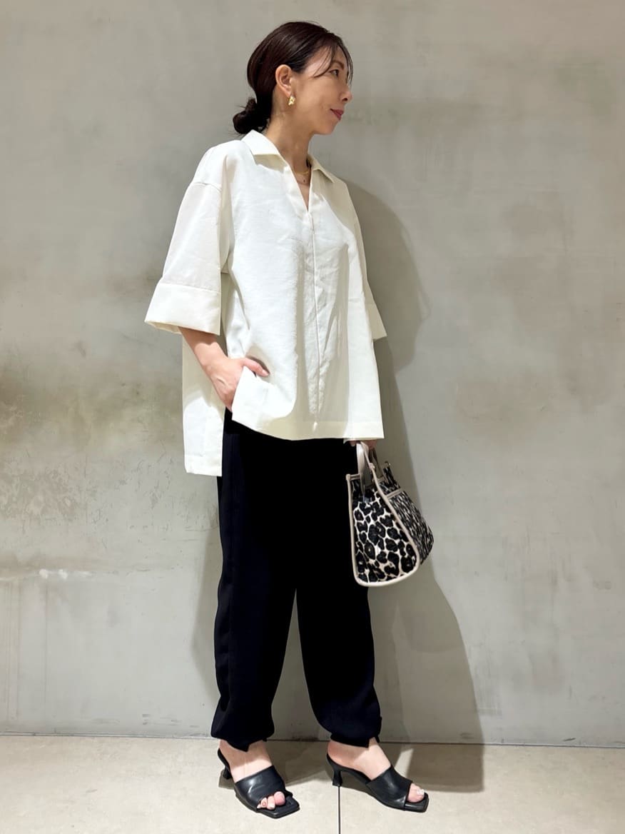 tomoさんの「UNTITLED｜【UVカット/接触冷感/吸水速乾/ゆったり】V開きネックシャツ」を使ったコーディネート