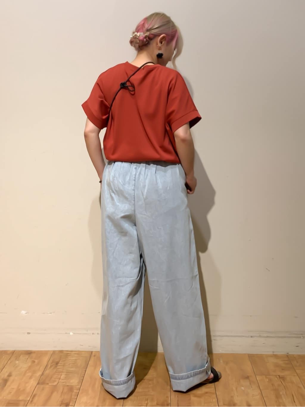MEGさんの「SHOO･LA･RUE｜【S-LL/汗ジミ軽減/ひんやり/UV】体型カバーに タック入りドルマントップス」を使ったコーディネート