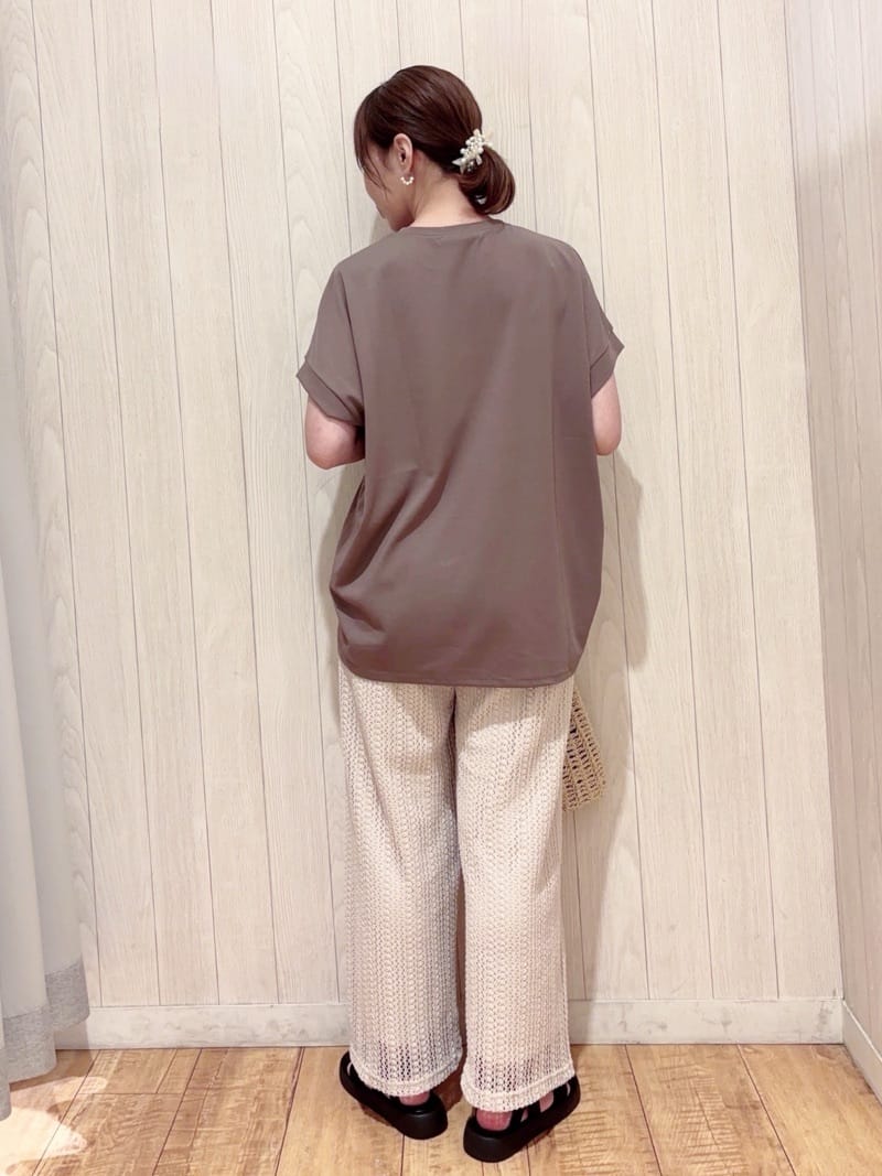 あいこさんの「SHOO･LA･RUE｜【S-LL/汗ジミ軽減/ひんやり/UV】体型カバーに タック入りドルマントップス」を使ったコーディネート
