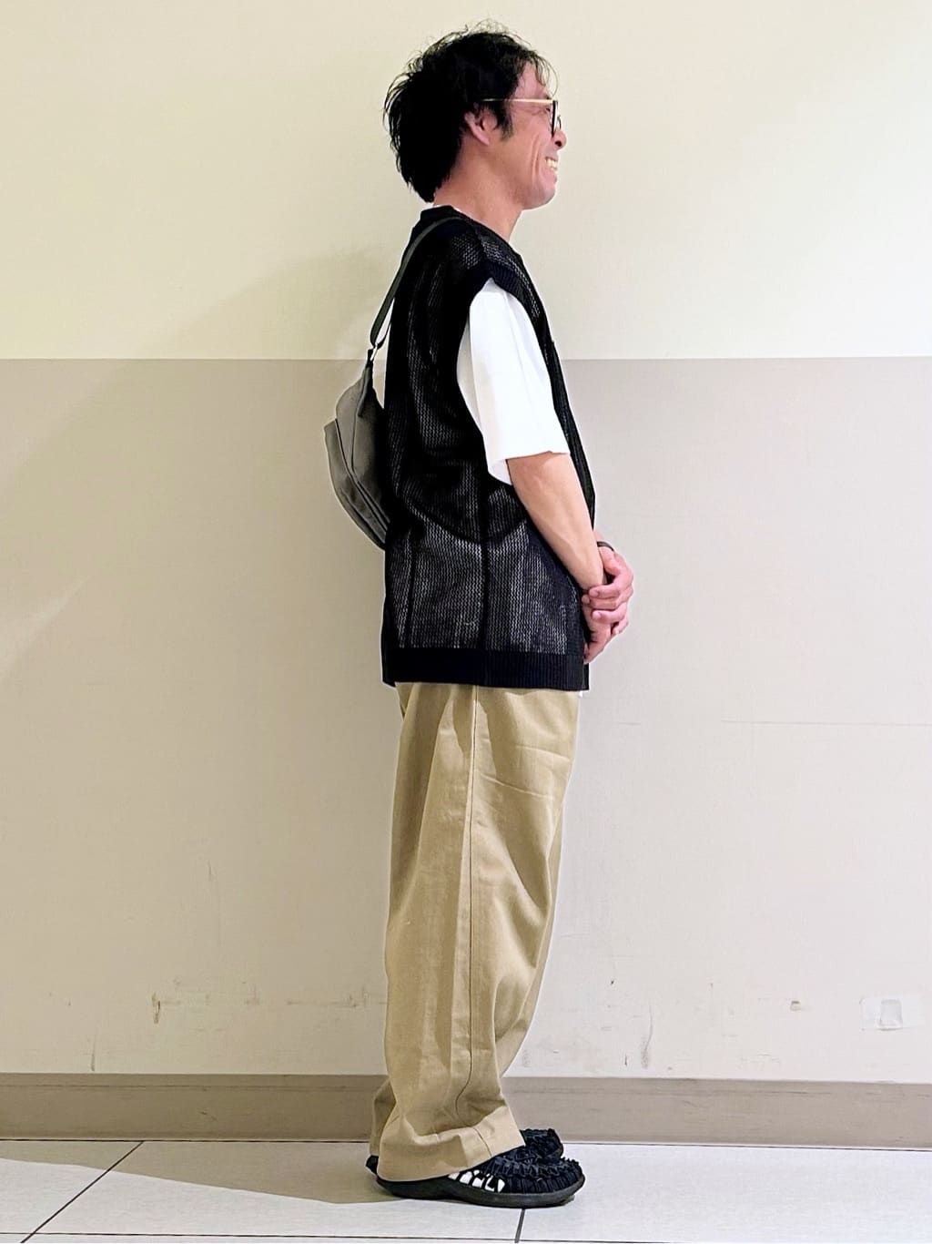 KENJI Iさんの「THE SHOP TK｜ツイルチノワイドパンツ」を使ったコーディネート