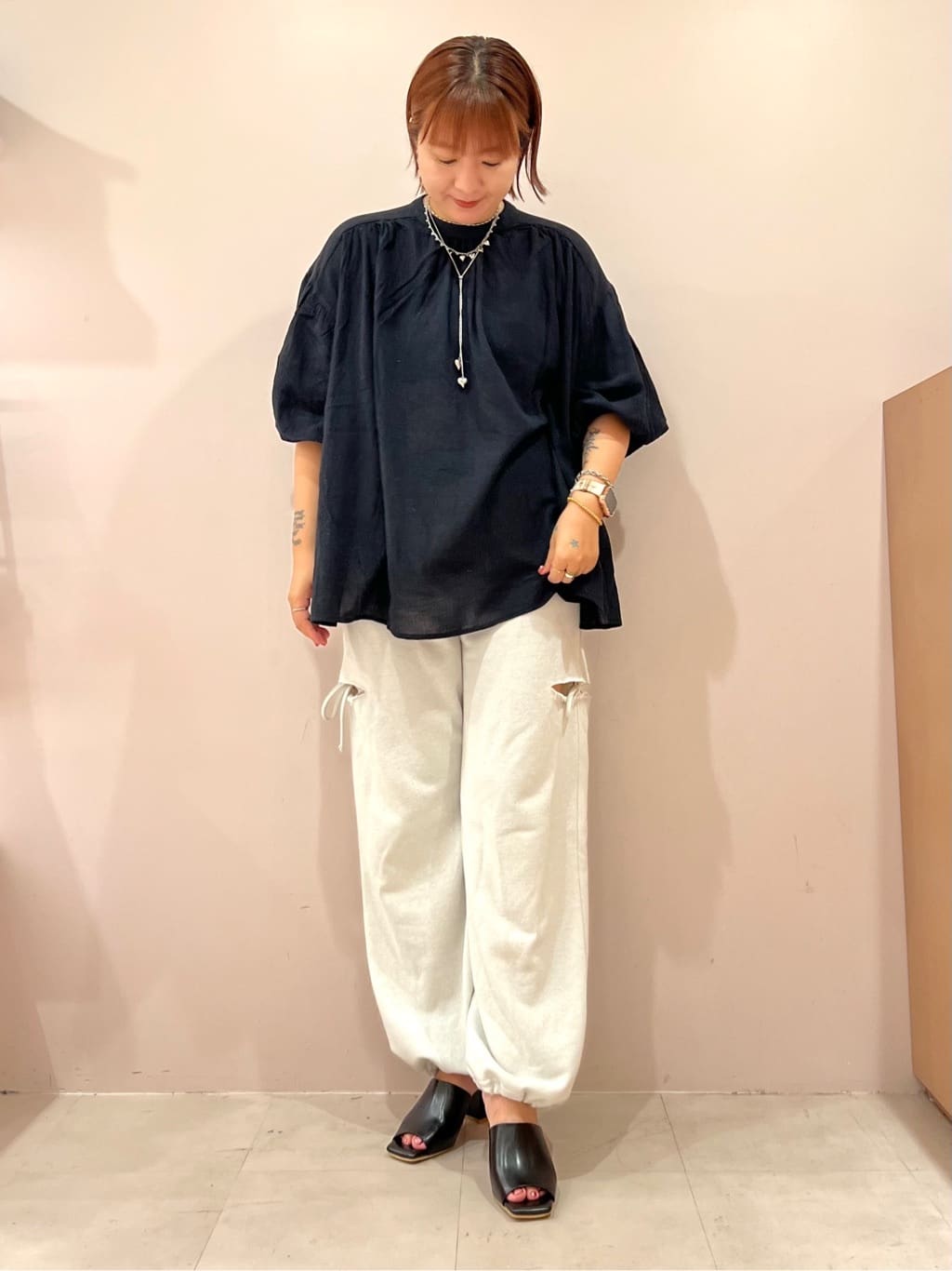 TAKAさんの「ESPERANZA｜スクエアトゥブロックヒールミュール」を使ったコーディネート