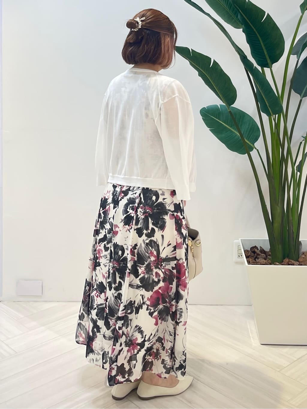 Tomoさんの「UNTITLED｜【シアー/エレガント/花柄/夏ワンピ】ペイントフラワーワンピース」を使ったコーディネート
