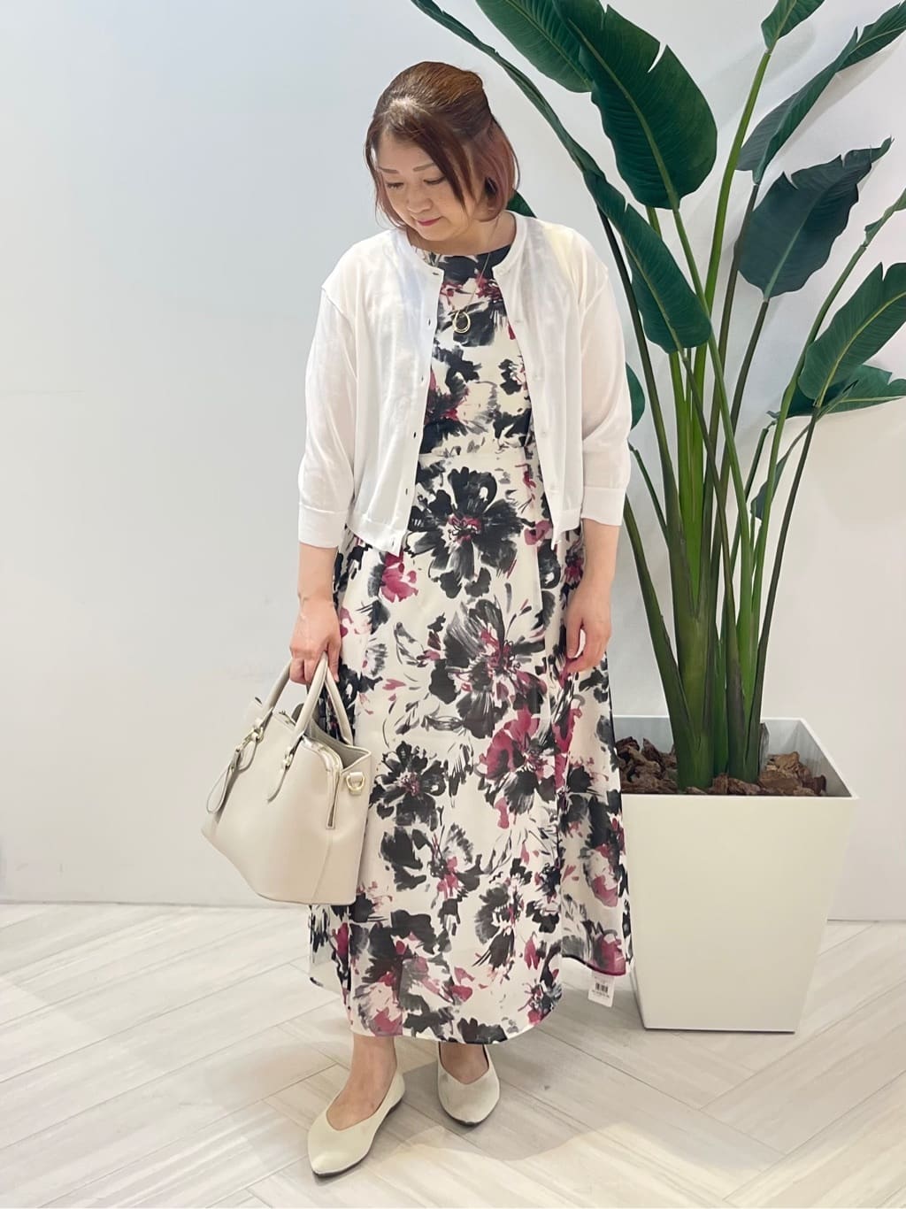 Tomoさんの「UNTITLED｜【シアー/エレガント/花柄/夏ワンピ】ペイントフラワーワンピース」を使ったコーディネート