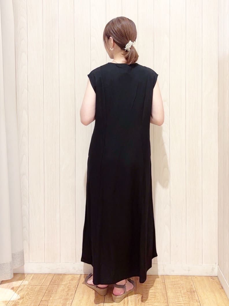 あいこさんの「SHOO･LA･RUE｜【S-LL/ひんやり】切替ラインですっきりと 1枚で着られるロングワンピース」を使ったコーディネート