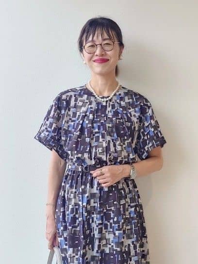 MUTSUKOさんの「UNTITLED｜【洗える/前開きボタン/ベルト付】ブロック柄ワンピース」を使ったコーディネート