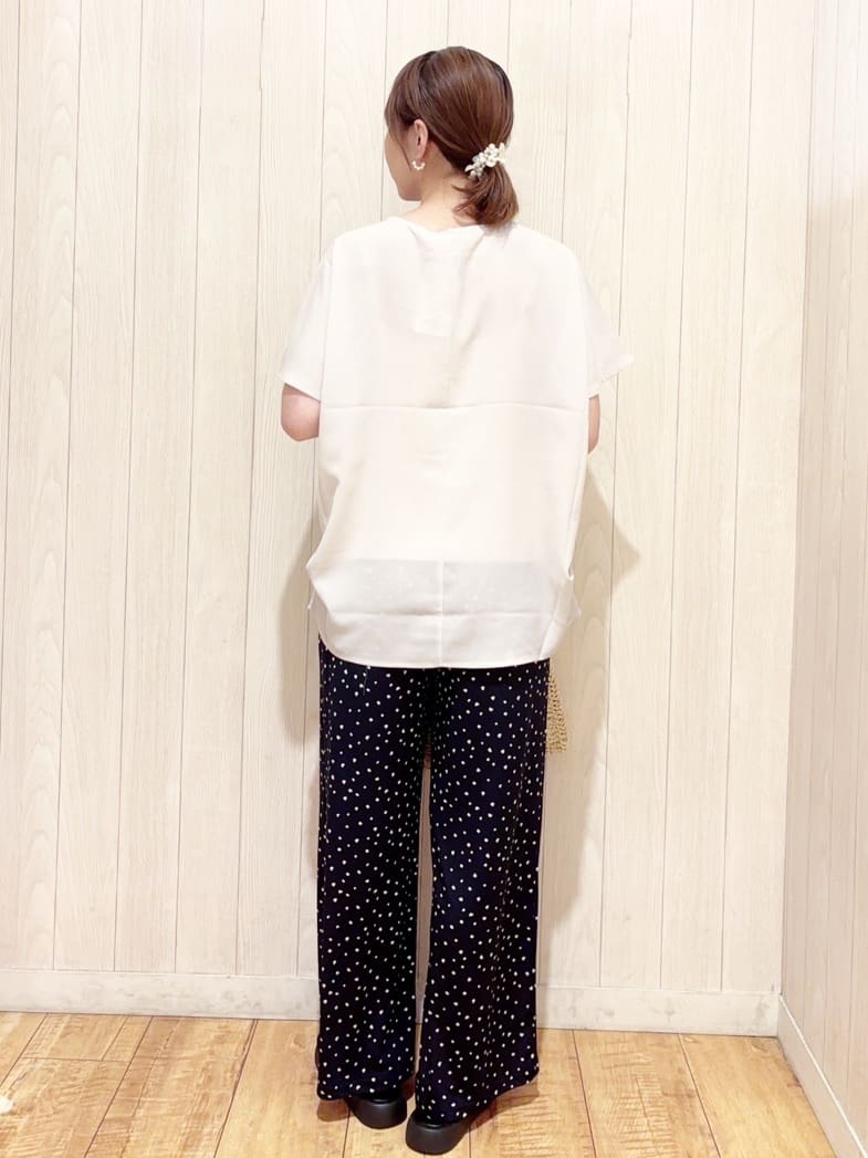 あいこさんの「SHOO･LA･RUE｜【S-LL/ひんやり/洗濯後しわになりにくい】インせず決まる はしごレースドルマンブラウス」を使ったコーディネート