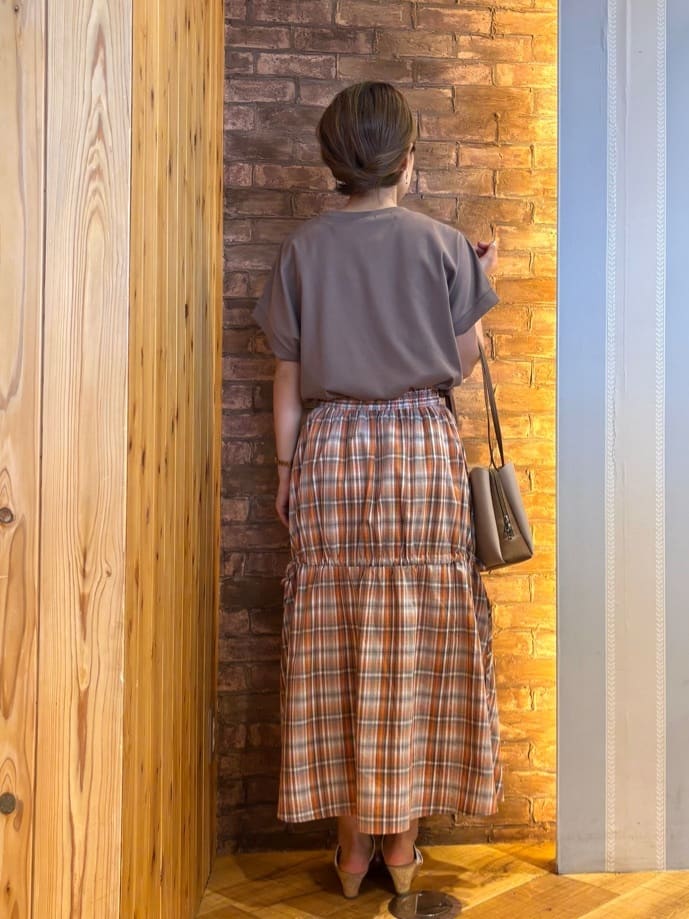 mieさんの「SHOO･LA･RUE｜【S-LL/汗ジミ軽減/ひんやり/UV】体型カバーに タック入りドルマントップス」を使ったコーディネート