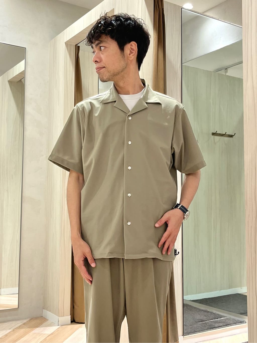 URAさんの「TAKEO KIKUCHI｜【COOL CITY WEAR】エアートール オープンカラーシャツ /接触冷感・通気性」を使ったコーディネート