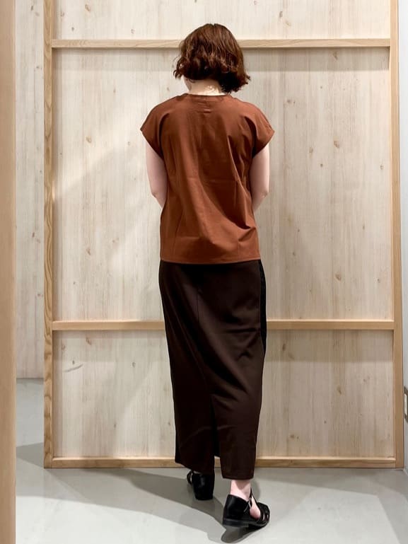 nakoさんの「THE SHOP TK｜合皮パイピングフレンチTシャツ【洗える】」を使ったコーディネート