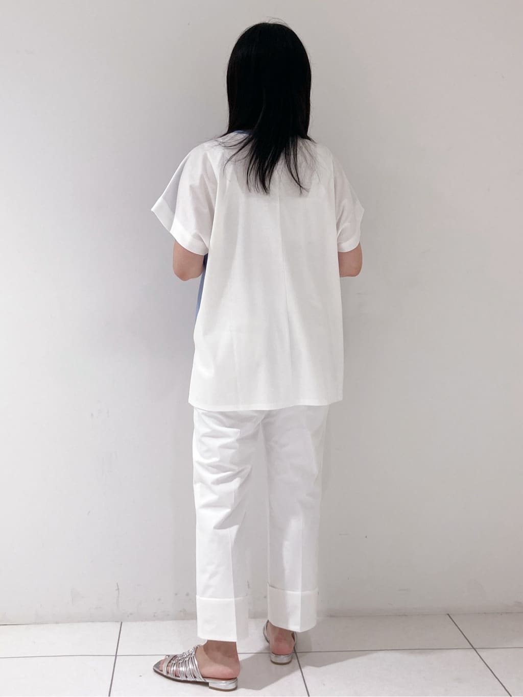 momokoさんの「INDIVI｜【洗える／汗ジミ防止】バイカラー＆アシメヘム Tシャツ」を使ったコーディネート