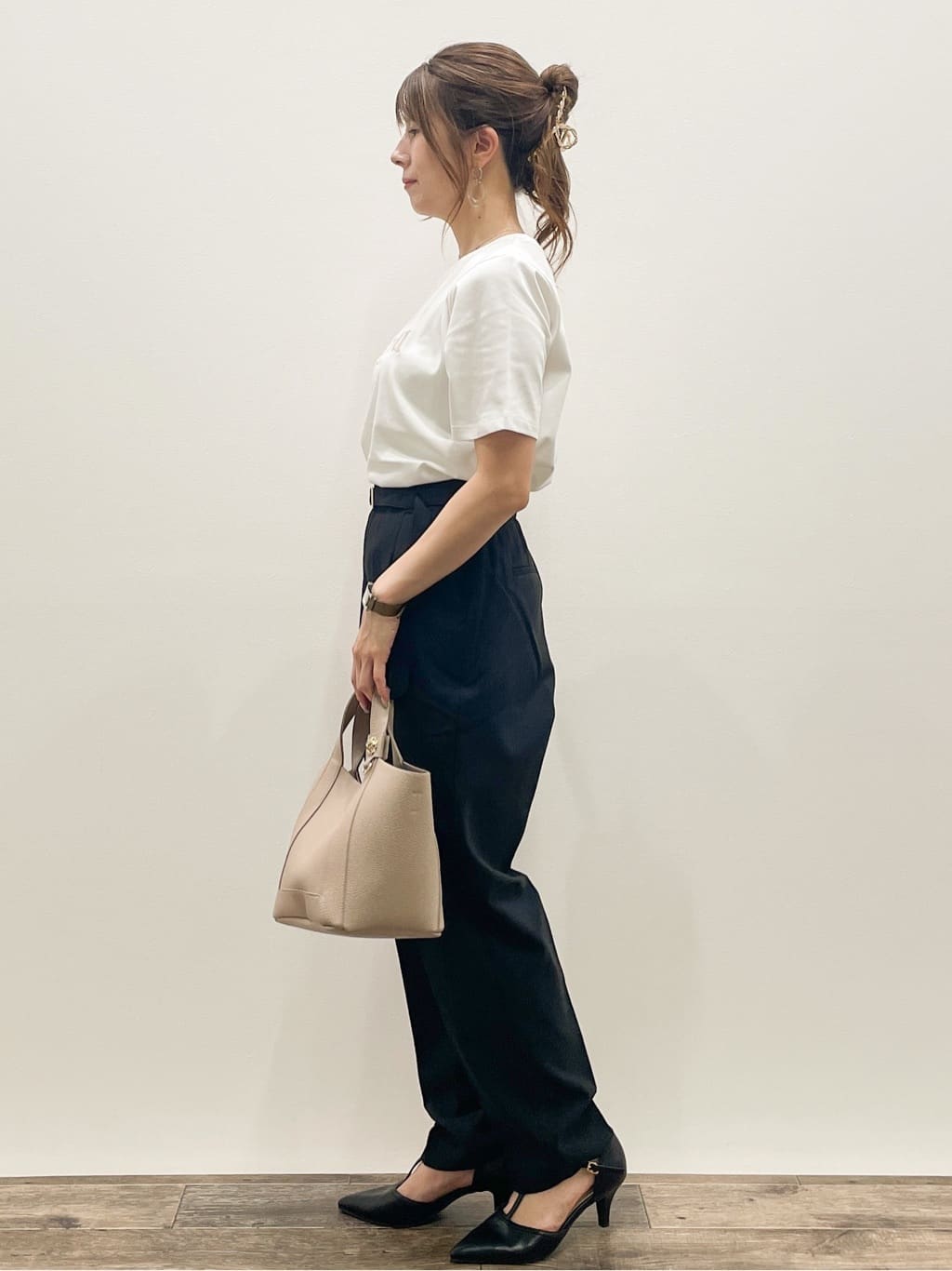 Asukaさんの「OPAQUE.CLIP｜スパンコール刺繍ロゴTシャツ【洗濯機洗い可／接触冷感／UVケア】」を使ったコーディネート