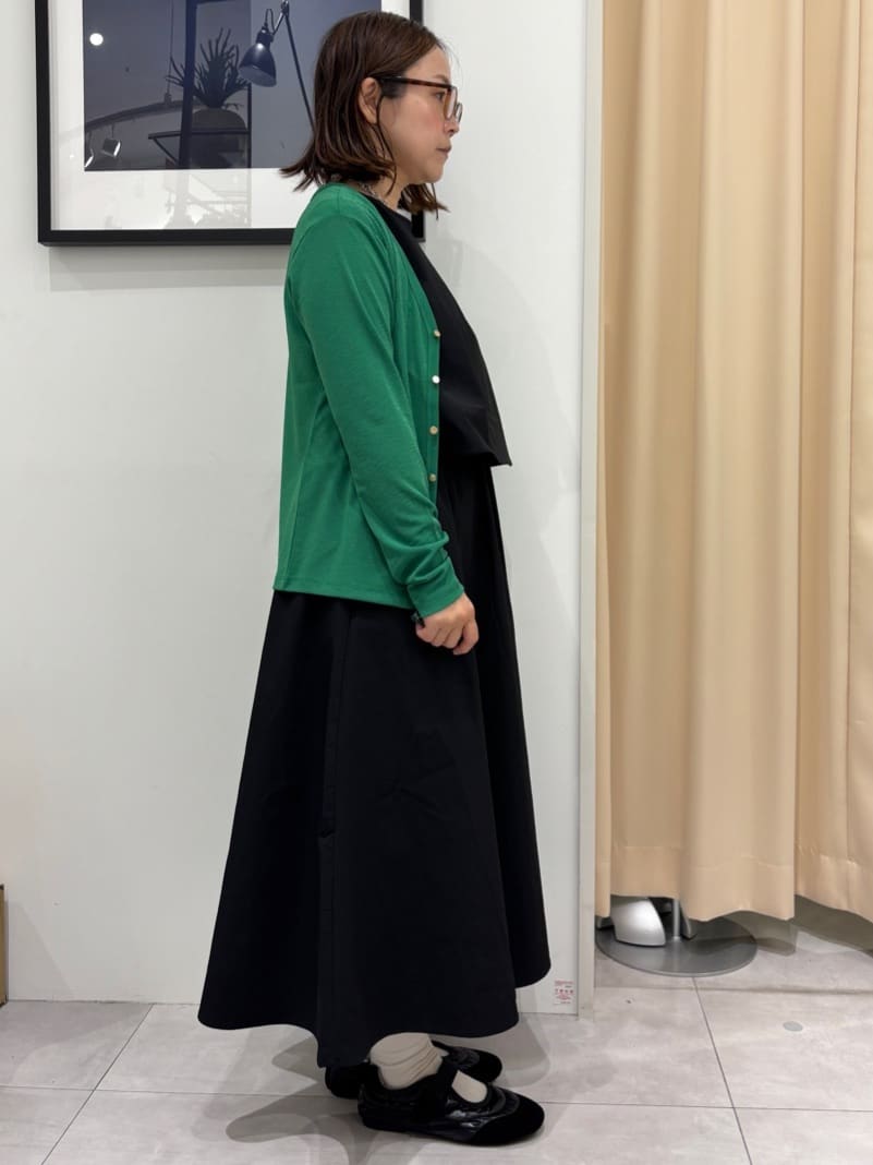 SAKUさんの「THE SHOP TK｜シアーフライスVカーデ」を使ったコーディネート