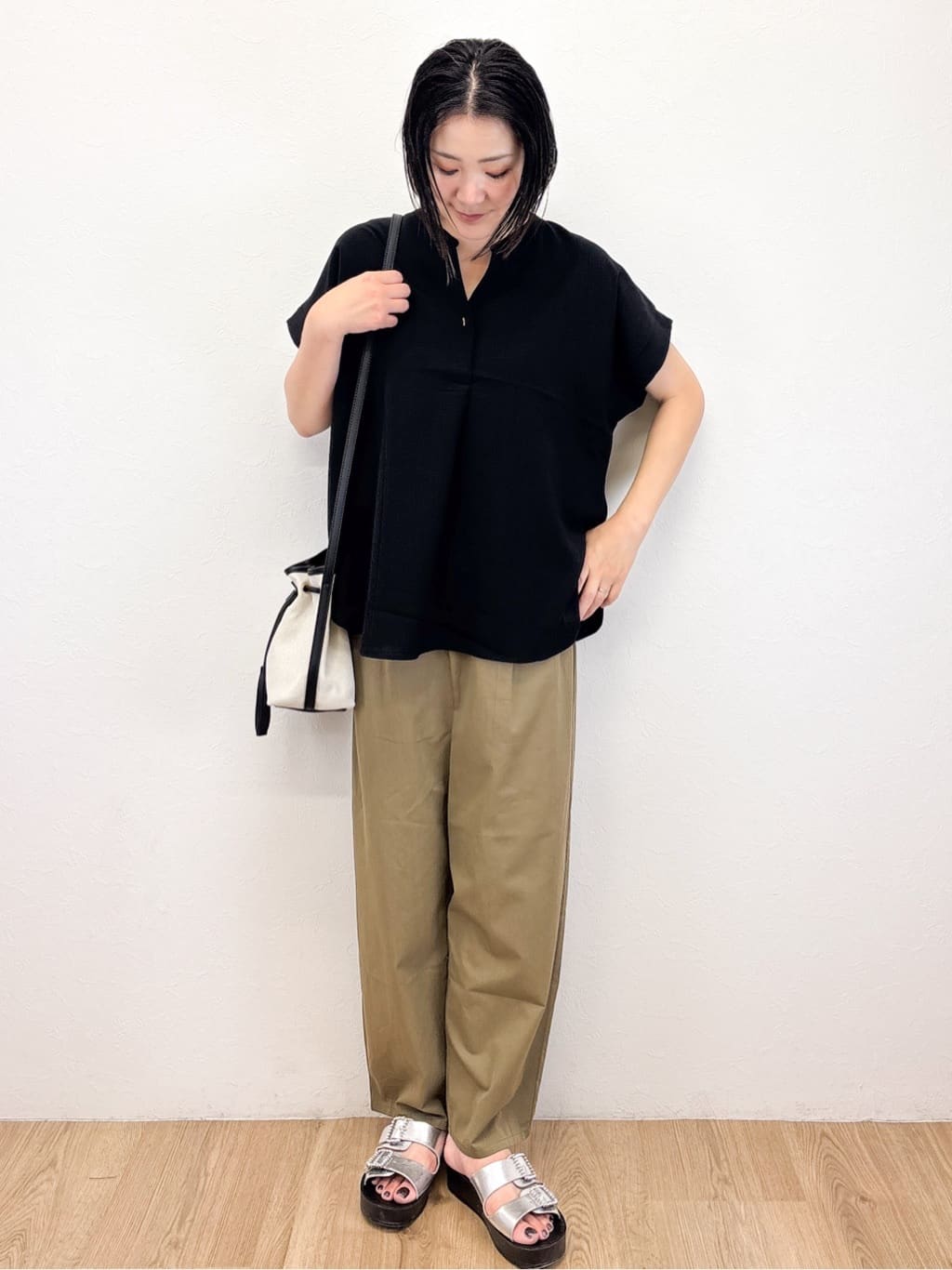 Takeさんの「OPAQUE.CLIP｜《7色展開／SS-LLサイズ》ストレッチスキッパーブラウス／セットアップ対応【洗濯機洗い可／防シワ】」を使ったコーディネート