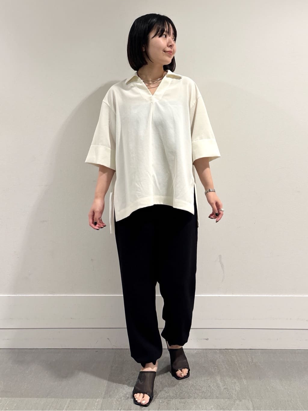 モエカさんの「UNTITLED｜【UVカット/接触冷感/吸水速乾/ゆったり】V開きネックシャツ」を使ったコーディネート