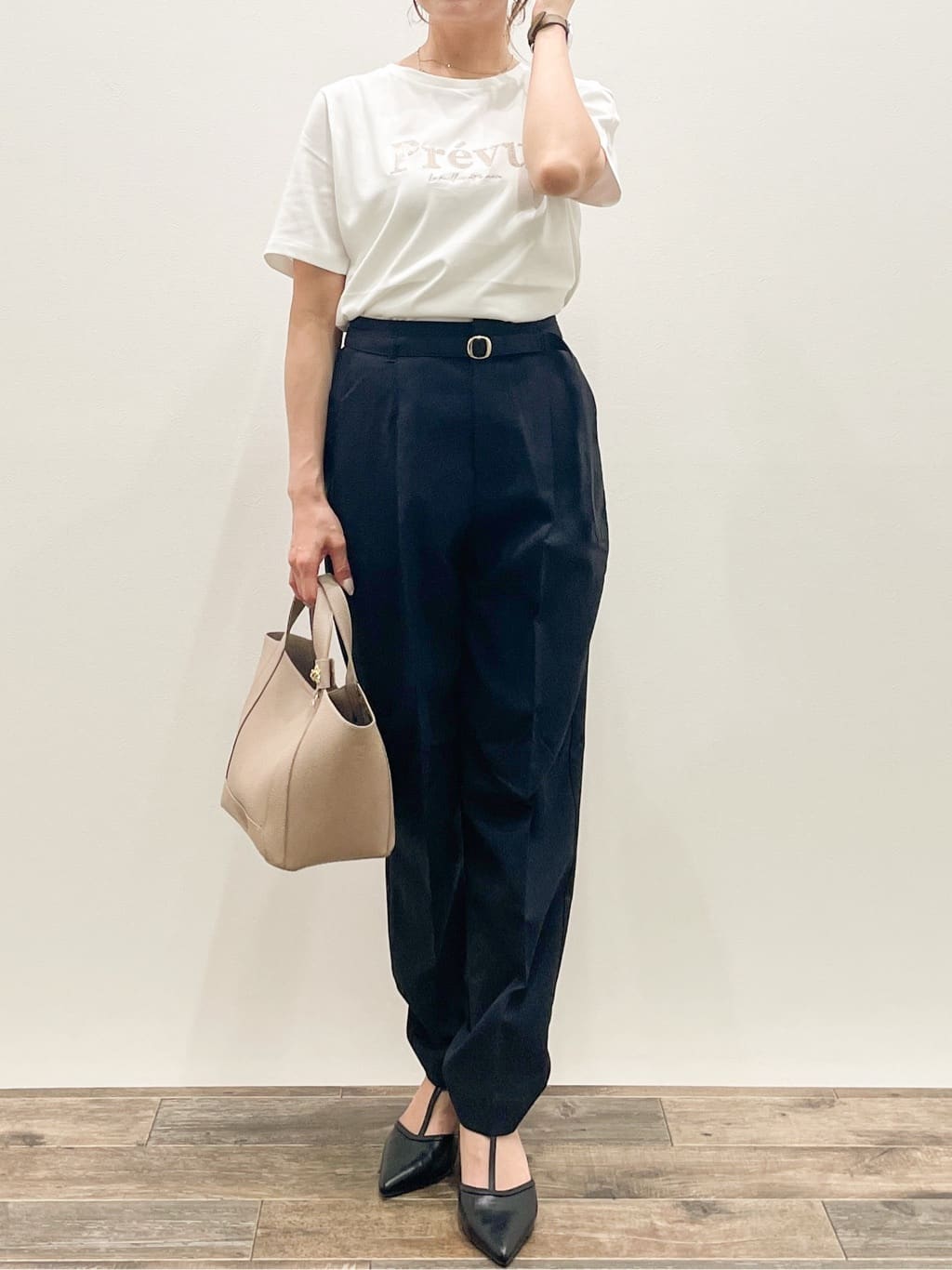 Asukaさんの「OPAQUE.CLIP｜スパンコール刺繍ロゴTシャツ【洗濯機洗い可／接触冷感／UVケア】」を使ったコーディネート