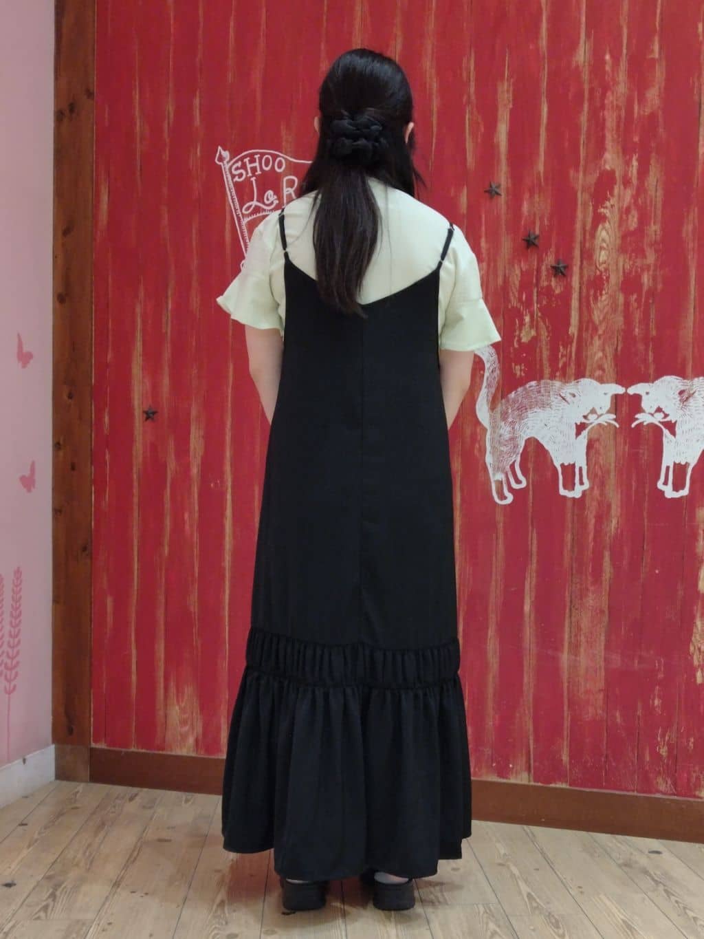 おっしーさんの「SHOO･LA･RUE｜【ひんやり】シャーリングがアクセントに 大人のデザインキャミワンピース」を使ったコーディネート
