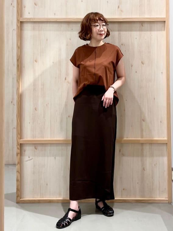nakoさんの「THE SHOP TK｜合皮パイピングフレンチTシャツ【洗える】」を使ったコーディネート