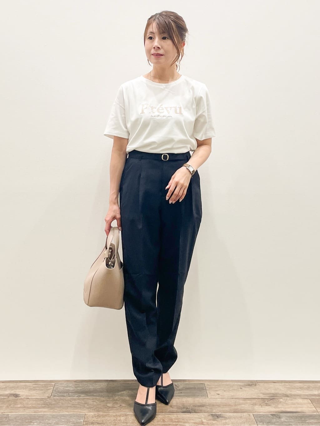 Asukaさんの「OPAQUE.CLIP｜スパンコール刺繍ロゴTシャツ【洗濯機洗い可／接触冷感／UVケア】」を使ったコーディネート