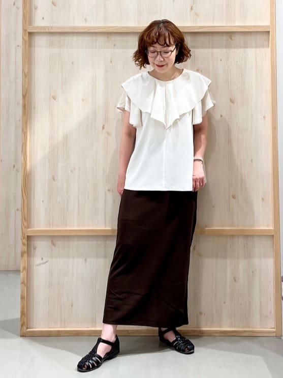 nakoさんの「THE SHOP TK｜【ONOFF活躍】フリルデザインブラウス/セットアップ可」を使ったコーディネート