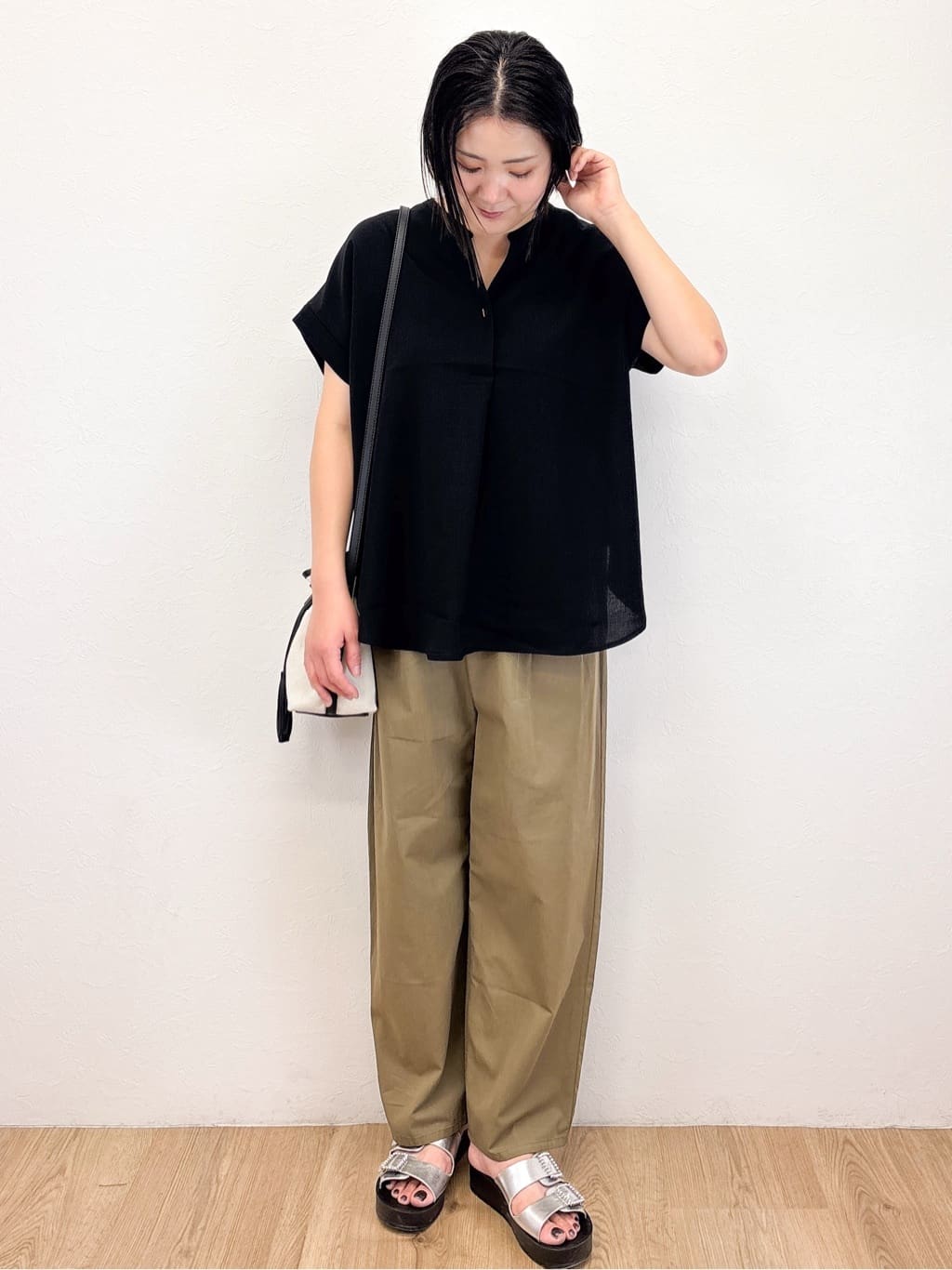 Takeさんの「OPAQUE.CLIP｜《7色展開／SS-LLサイズ》ストレッチスキッパーブラウス／セットアップ対応【洗濯機洗い可／防シワ】」を使ったコーディネート