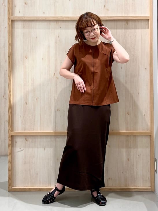 nakoさんの「THE SHOP TK｜合皮パイピングフレンチTシャツ【洗える】」を使ったコーディネート