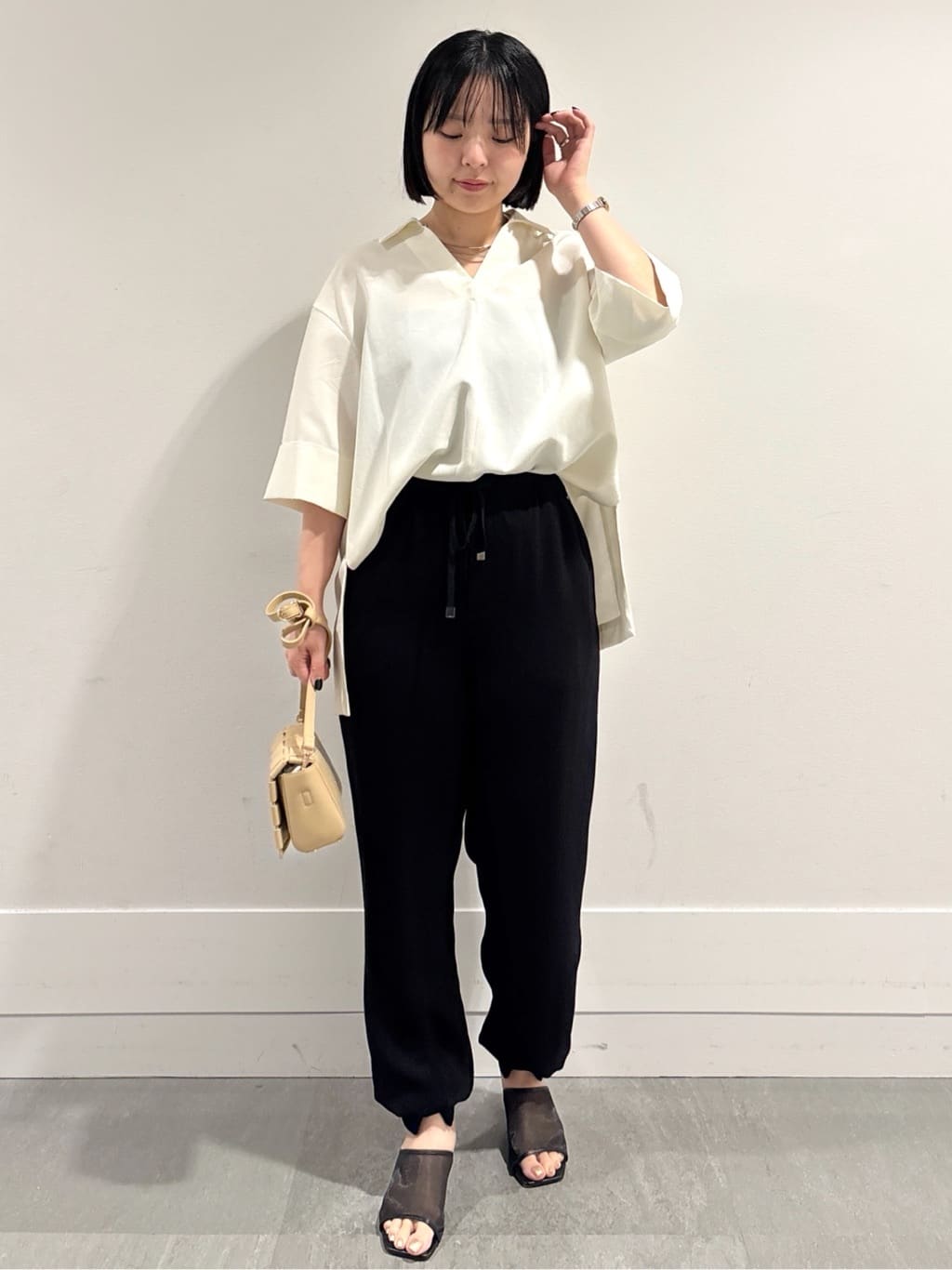 モエカさんの「UNTITLED｜【UVカット/接触冷感/吸水速乾/ゆったり】V開きネックシャツ」を使ったコーディネート