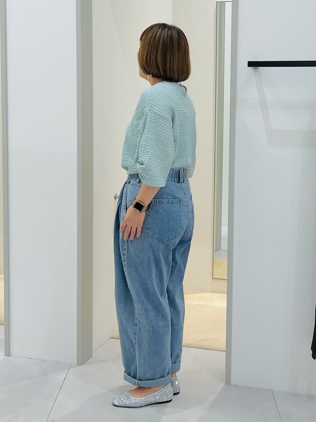 タナさんの「THE SHOP TK｜ツータックワイドデニムパンツ」を使ったコーディネート