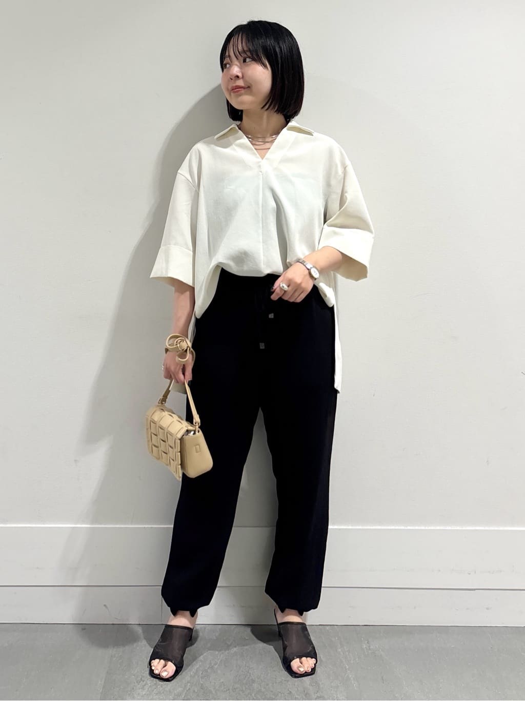 モエカさんの「UNTITLED｜【UVカット/接触冷感/吸水速乾/ゆったり】V開きネックシャツ」を使ったコーディネート
