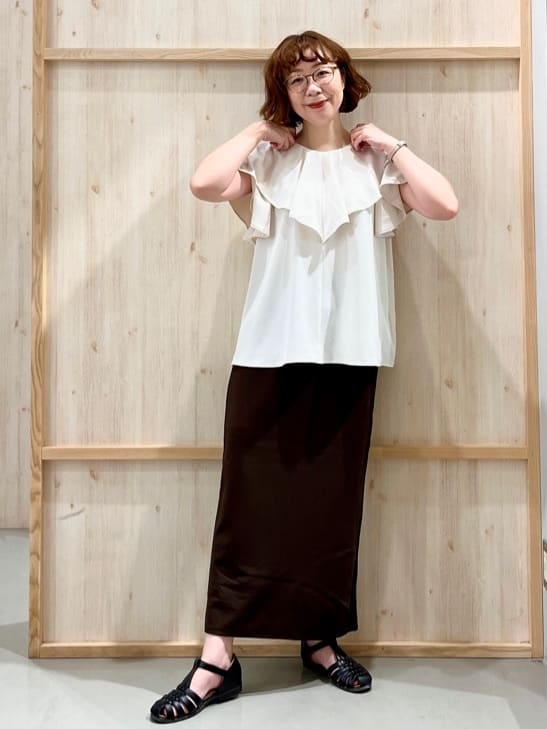 nakoさんの「THE SHOP TK｜【ONOFF活躍】フリルデザインブラウス/セットアップ可」を使ったコーディネート